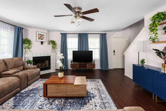 Spacious 4BR Home Office 12mins to Airport - Image 1
