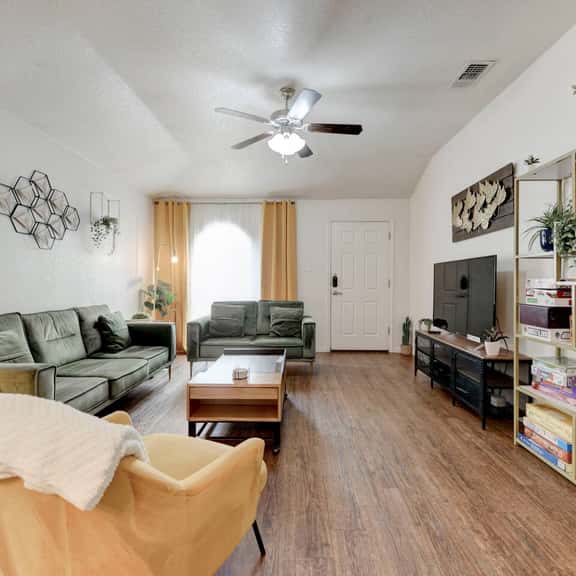 Fully Furnished 3BR/2BA Townhome - Image 1